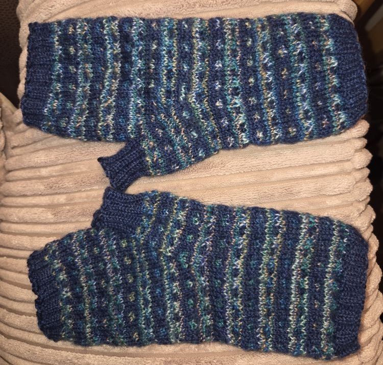 YOP14 Week 33/52 – Singing Stones Fingerless Mittens FO – HighlandHeffalump